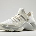 découvrez les secrets du design exceptionnel de la yeezy 450 'cloud white'. plongez dans l'esthétique innovante et les caractéristiques qui rendent cette sneaker incontournable pour les amateurs de mode et de confort.